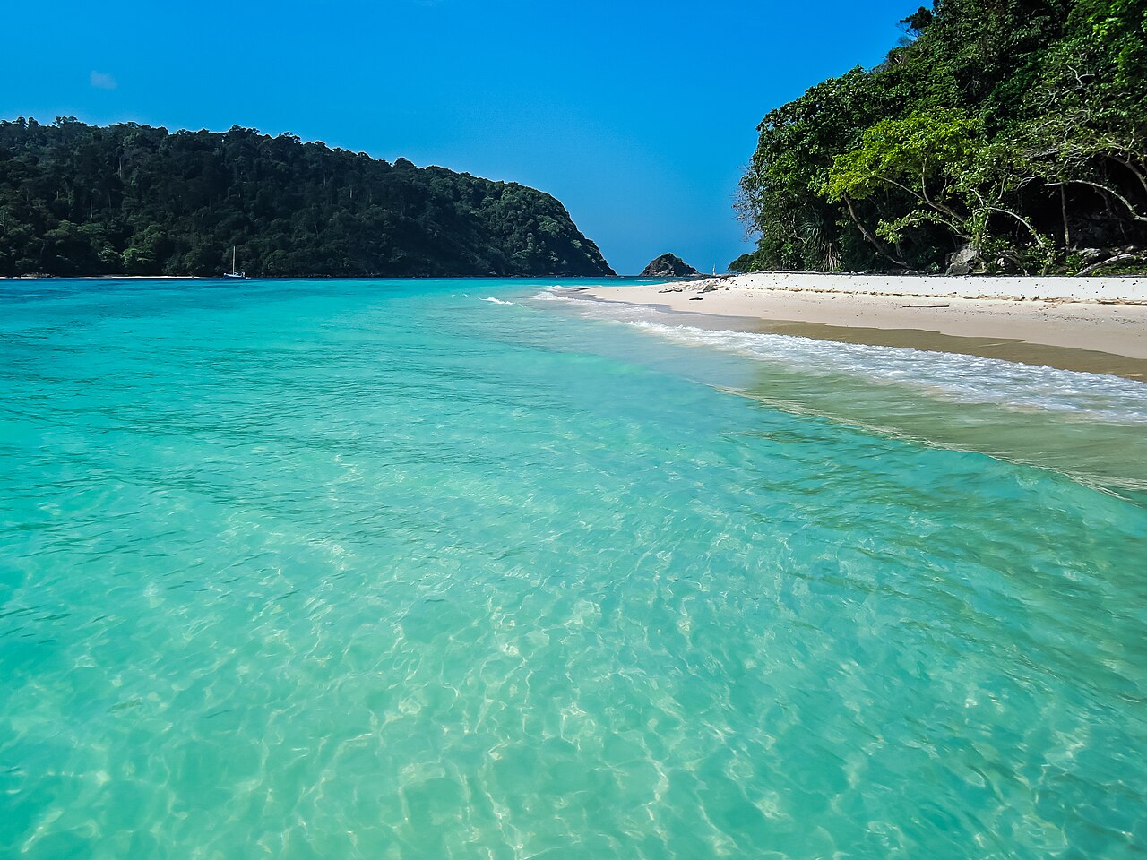 เกาะรอก น้ำทะเลใสสีเทอร์ควอยซ์